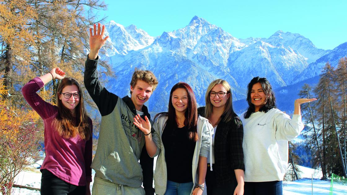 Foto de estudantes internacionais a estudar no ensino médio high school na Suíçanglês e IB International Baccalaureate Foto de estudantes internacionais a estudar no ensino médio high school na Suíça