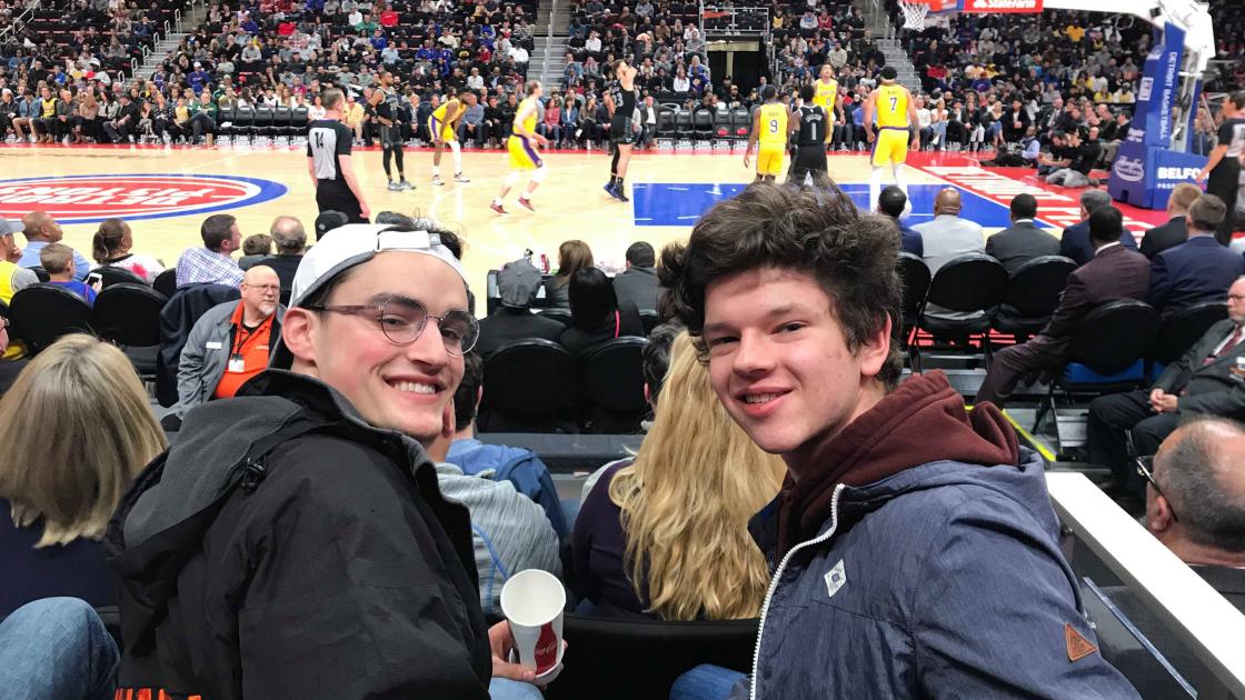 Foto de estudantes de intercâmbio high school nos Estados Unidos assistindo a um jogo de basquetebol da NBA