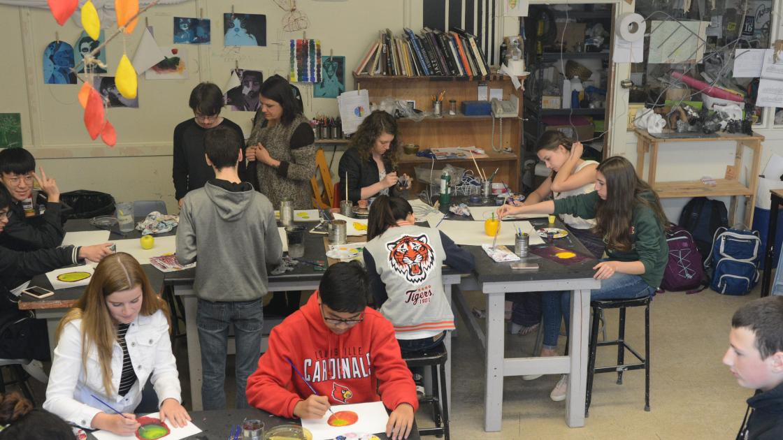 Foto de estudantes de intercâmbio a estudar no estrangeiro numa escola secundária na Finlândia