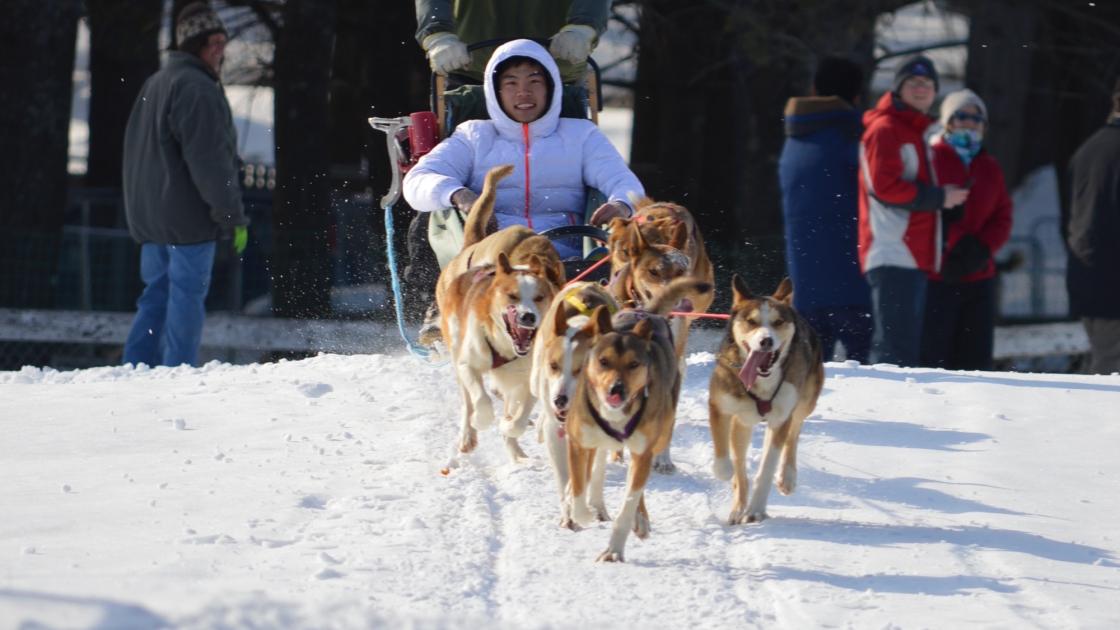 Foto de estudante de intercâmbio na Finlândia a praticar desportos de inverno