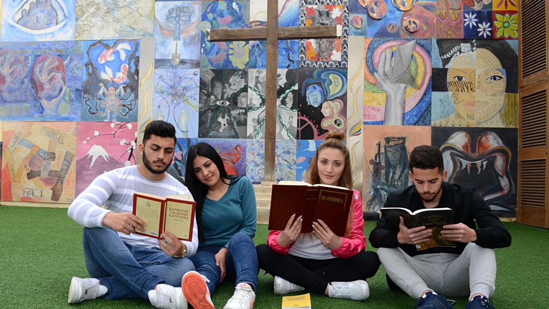 Foto de estudantes de intercâmbio a estudar inglês em Malta Foto de estudantes de intercâmbio a estudar inglês em Malta