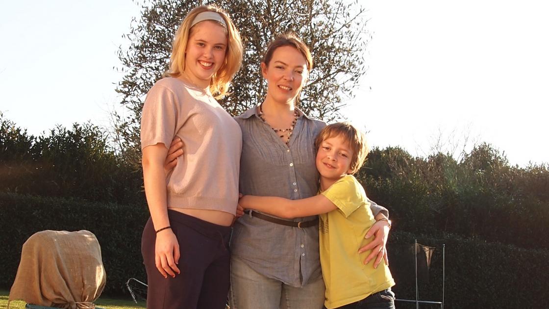 Foto de estudante de intercâmbio em França com a sua família anfitriã francesa Foto de estudante de intercâmbio em França com a sua família anfitriã francesa
