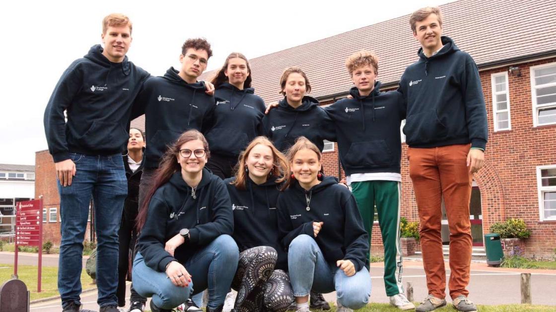 Bálint durante as suas experiências de intercâmbio no estrangeiro Grupo de estudantes à frente da escola