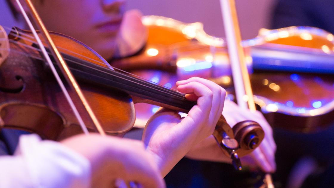 Foto de estudante a estudar música no estrangeiro numa escola privada na Áustria