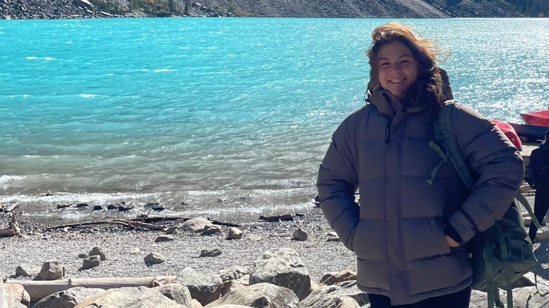 Matilde durante o seu intercâmbio em Calgary, no Canadá rapariga no meio da natureza no canadá