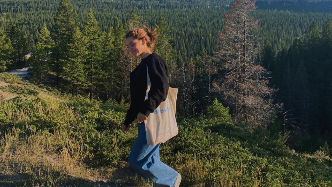 Matilde durante o seu intercâmbio em Calgary, no Canadá rapariga a caminhar no meio da natureza no canadá